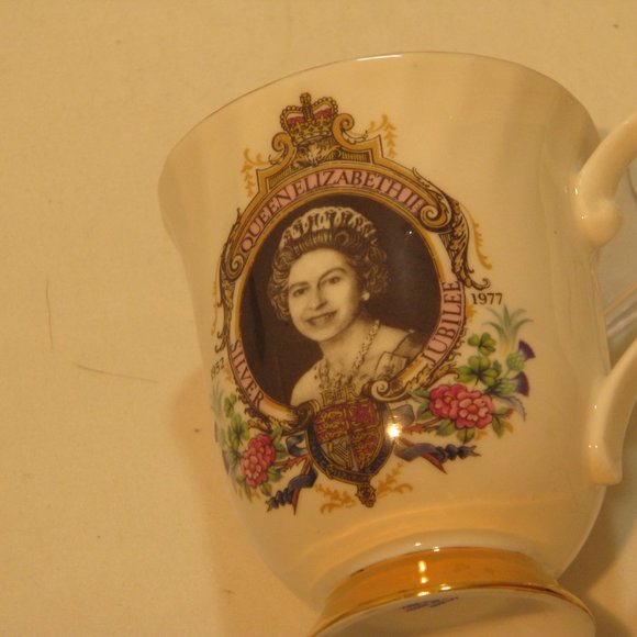 Queen Elizabeth Silver Jubilee 1952-1977 Commemorative Cup - Picture 2 of 4